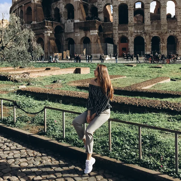 Zobacz Młode Kobiety Długich Włosów Stanowią Pobliżu Koloseum — Zdjęcie stockowe