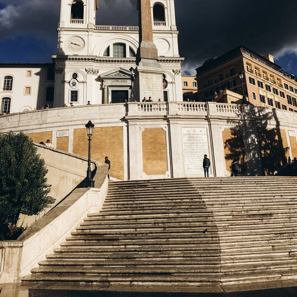 Vista Gente Las Escaleras Del Edificio Antiguo Ciudad Con Cielo — Foto de Stock