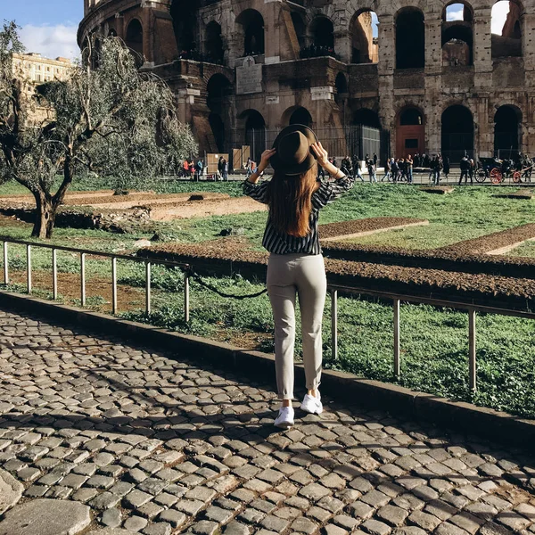 Zobacz Młode Kobiety Długich Włosów Kapelusz Ułożenia Pobliżu Koloseum — Zdjęcie stockowe