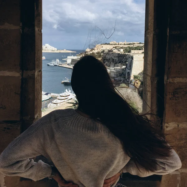 Visão Traseira Jovem Mulher Vestindo Jumper Branco Colocando Mãos Cintura — Fotografia de Stock