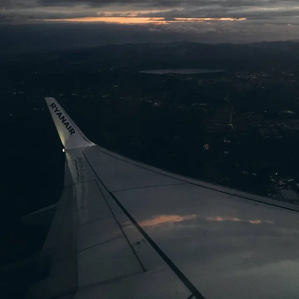 Vista Asa Branca Avião Com Ryanair Texto Céu Escuro Noite — Fotografia de Stock