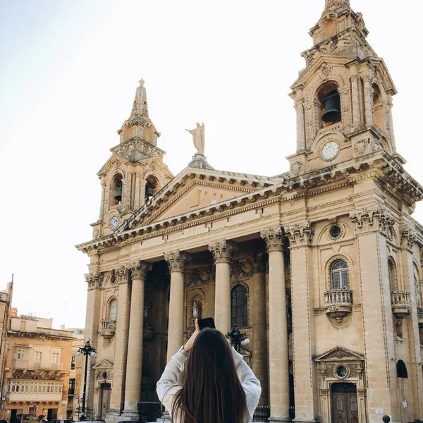 Vue Arrière Femme Prise Vue Avec Smartphone Vieux Bâtiment Jaune — Photo