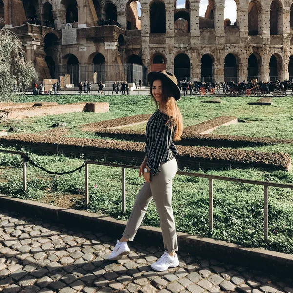 Pohled Mladé Ženy Dlouhé Vlasy Klobouk Pozice Poblíž Koloseum — Stock fotografie