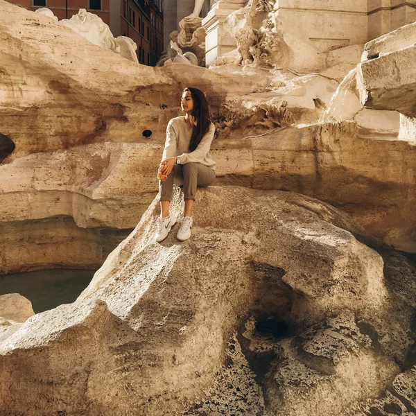 View Young Woman Long Hair Pose Rock Ancient Fountain — Stock Photo, Image