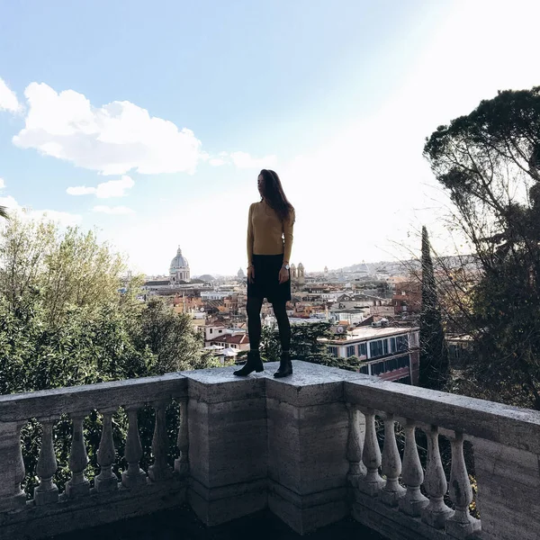 Vista Della Femmina Sulla Città Antica Con Edifici Cielo Blu — Foto Stock