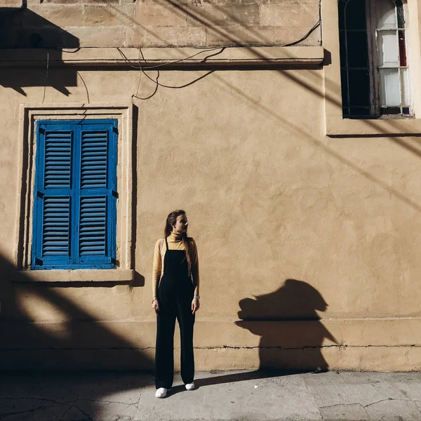 Siyah Romper Sarı Jumper Sarı Duvara Poz Giyen Kadın Önden — Stok fotoğraf