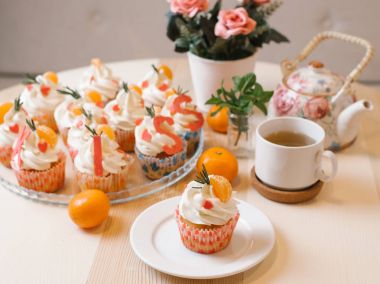 Mandalina ve krem şanti ile cupcakes görünümünü