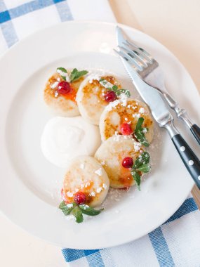 Nane yaprakları, ekşi krema ve cranberries ile beyaz tabakta servis krem peynirli gözleme