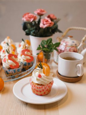 Mandalina ve krem şanti ile cupcakes görünümünü