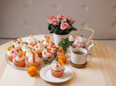 Mandalina ve krem şanti ile cupcakes görünümünü