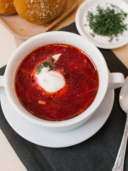 Borscht Ucraniano Servido Tazón Blanco Con Cuchara Servilleta Eneldo Picado — Foto de Stock