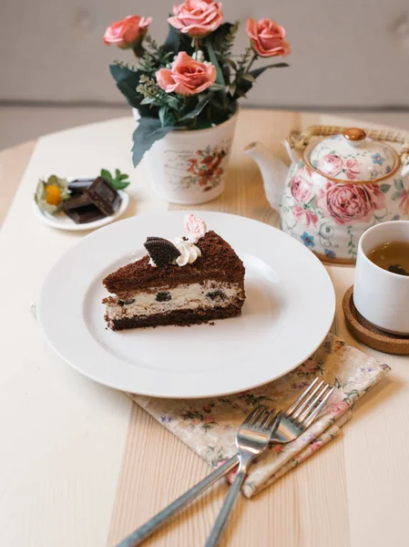 Κέικ Σοκολάτας Γέμιση Κρέμα Τυρί Διακοσμημένα Μπισκότο Oreo Και Σαντιγί — Φωτογραφία Αρχείου
