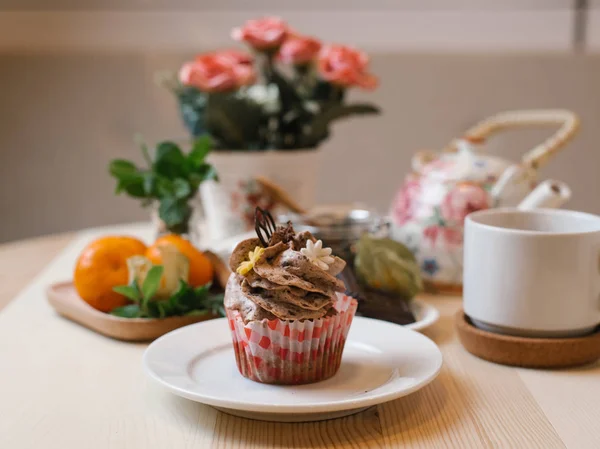 Schokoladen Cupcake Auf Weißem Teller Mit Tee Set Und Früchten — Stockfoto