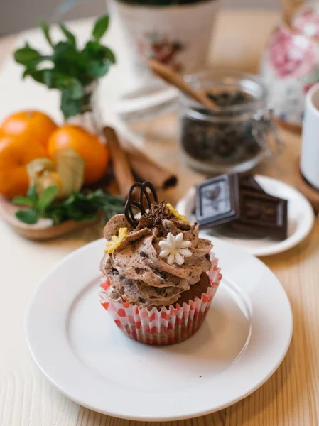 Zusammensetzung Der Schokolade Cupcake Serviert Auf Weißem Teller Mit Tee — Stockfoto