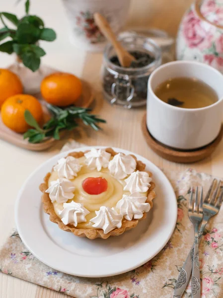 Nahaufnahme Von Obst Torte Mit Schlagsahne Serviert Mit Tee Set — Stockfoto