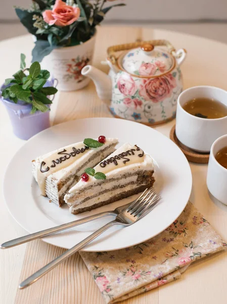 Nahaufnahme Von Zwei Kuchenstücken Mit Texten Auf Weißem Teller Mit — Stockfoto