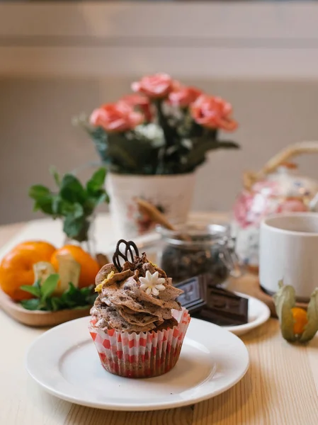 Состав Шоколадного Кекса Подается Белой Тарелке Чайным Сервизом Фруктами Столе — стоковое фото