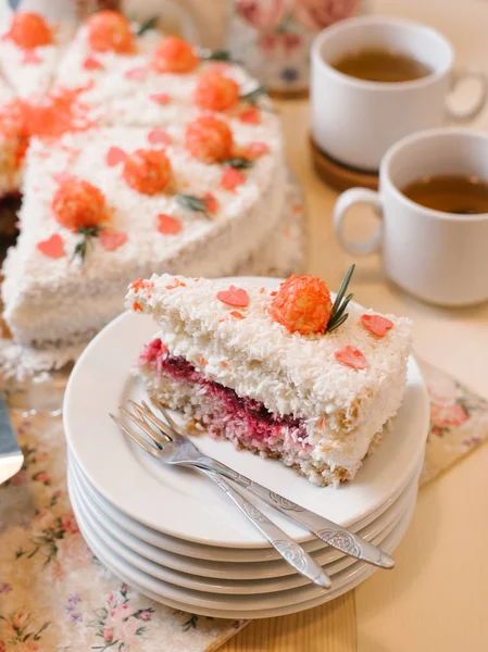 Gâteau Éponge Avec Crème Tendre Baies Remplissage Copeaux Noix Coco — Photo