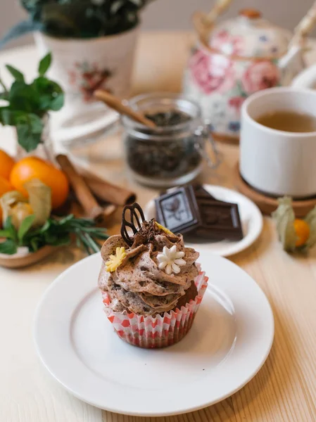 Schokoladen Cupcake Auf Weißem Teller Mit Tee Set Und Früchten — Stockfoto