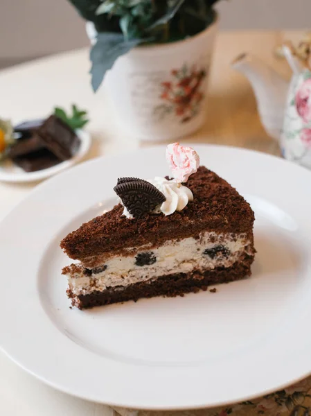 Schokoladenkuchen Mit Frischkäsefüllung Dekoriert Mit Oreoplätzchen Und Schlagsahne Auf Weißem — Stockfoto