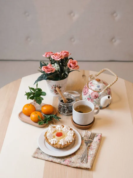 Fruchtkuchen Mit Schlagsahne Serviert Mit Tee Set Mandarinen Und Blumen — Stockfoto