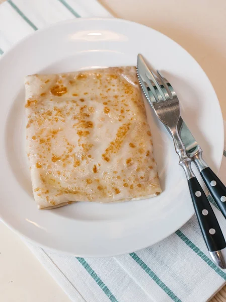 Gefüllte Pfannkuchen Serviert Auf Weißem Teller Mit Besteck Und Gestreifter — Stockfoto