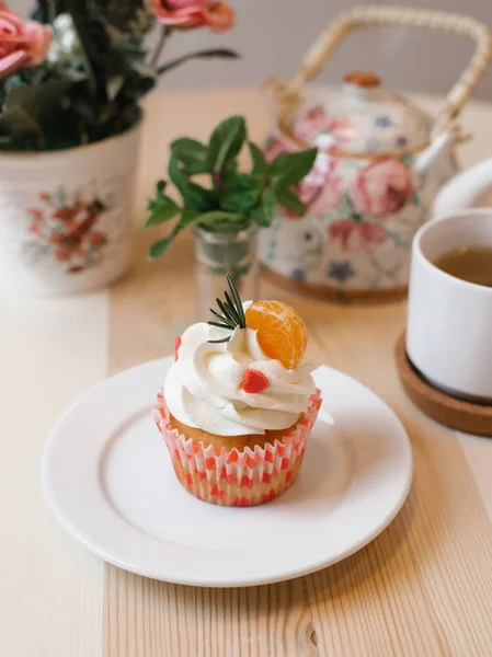 Närbild Bild Cupcake Med Mandariner Och Vispad Grädde — Stockfoto