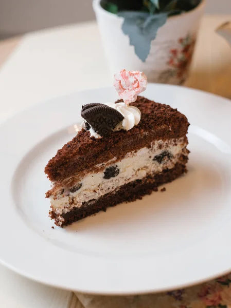Schokoladenkuchen Mit Frischkäsefüllung Dekoriert Mit Oreoplätzchen Und Schlagsahne Auf Weißem — Stockfoto