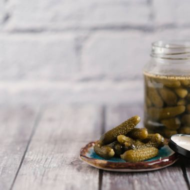 Close-Up cam ahşap masa üzerinde salatalık turşusu