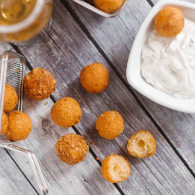 ahşap masa arka plan üzerinde ev yapımı peynir topları bira ile Üstten Görünüm