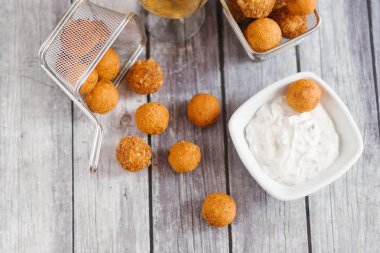 gri ahşap masa arka plan üzerinde beyaz soslu lezzetli peynir topları Üstten Görünüm