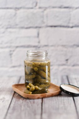 Close-Up plaka üzerinde ve cam ahşap masa üzerinde salatalık turşusu