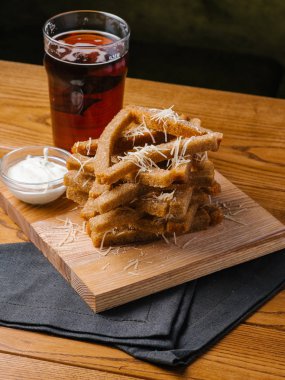 Ekmek tost parmesan ve sarımsak sosu ve karanlık bira cam ile Snack menü