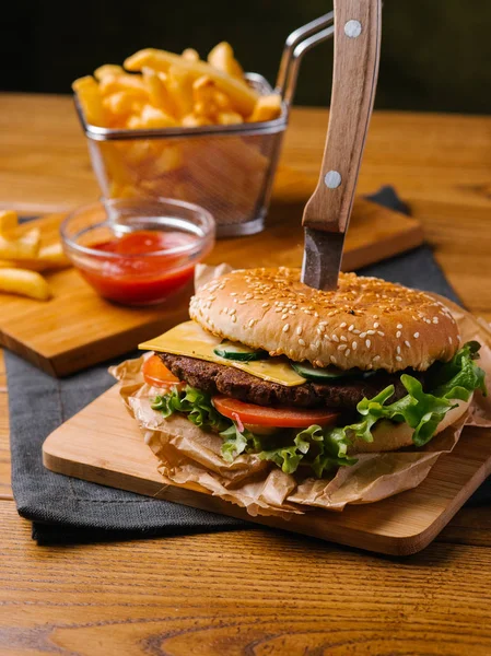 Świeże Gotowane Cheeseburger Nóż Wewnątrz Frytki Kosz Słodki Ketchup Serwowane — Zdjęcie stockowe
