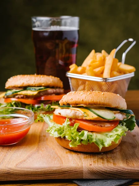 Skład Żywności Cheeseburgery Podawane Frytkami Kosz Ciemnego Piwa Słodki Ketchup — Zdjęcie stockowe