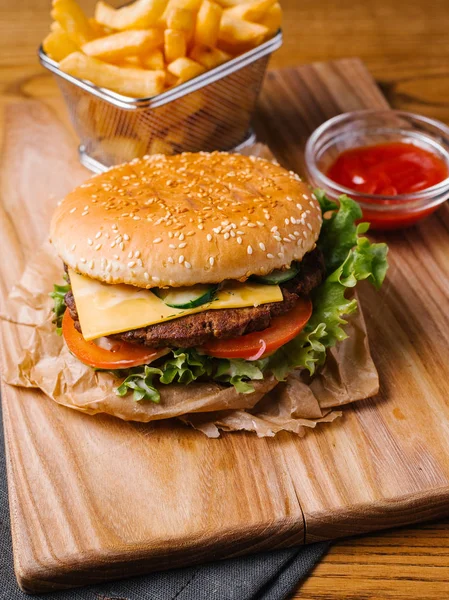 Köstliche Cheeseburger Mit Pommes Korb Und Süßem Ketchup Serviert Auf — Stockfoto