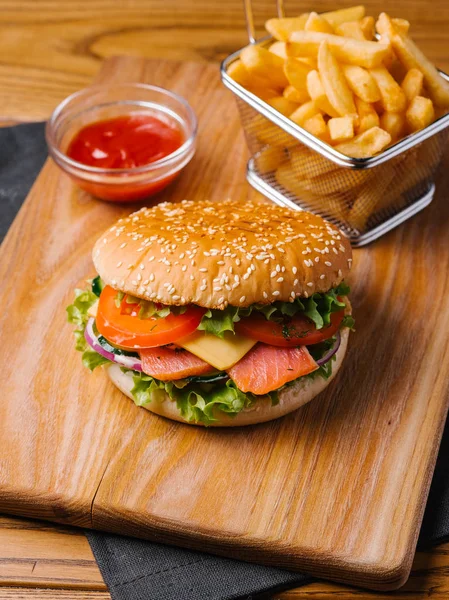 Widok Szczegółów Łososia Cheeseburger Frytki Kosz Słodki Ketchup Serwujemy Drewnianą — Zdjęcie stockowe