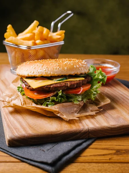 Zamknij Widok Apetycznie Cheeseburger Frytkami Kosz Słodki Ketchup Serwowane Drewniana — Zdjęcie stockowe