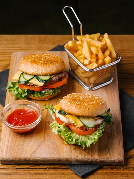 Sabrosas Hamburguesas Queso Servidas Con Papas Fritas Cesta Ketchup Dulce — Foto de Stock