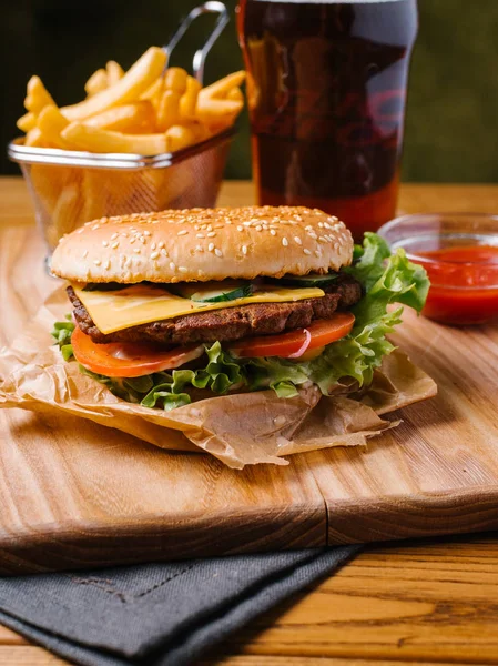 Apetyczny Cheeseburger Frytkami Kosz Zimne Piwo Słodki Ketchup Serwowane Drewniana — Zdjęcie stockowe