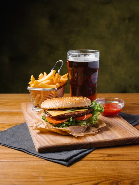 Hamburguesa Apetitosa Con Papas Fritas Cesta Cerveza Fría Ketchup Dulce — Foto de Stock