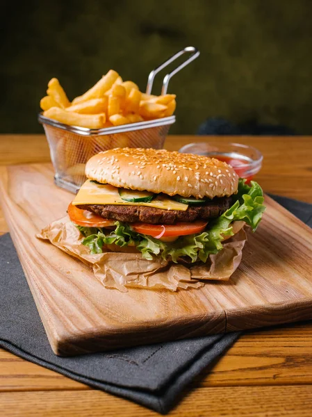 Hamburguesa Apetitosa Con Papas Fritas Cesta Ketchup Dulce Servido Sobre — Foto de Stock