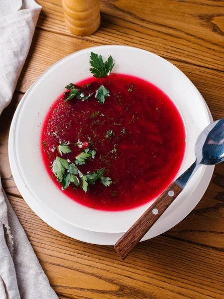 Borscht Tradicional Servido Tazón Blanco Con Perejil Cuchara Sobre Mesa — Foto de Stock