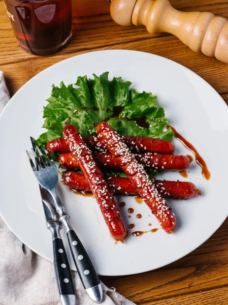 Vista Cercana Salchichas Caza Parrilla Con Semillas Sésamo Lechuga Servidas — Foto de Stock