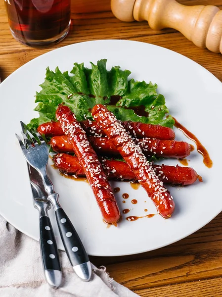 Gegrillte Jagdwürste Mit Sesam Und Salat Serviert Auf Einem Teller — Stockfoto