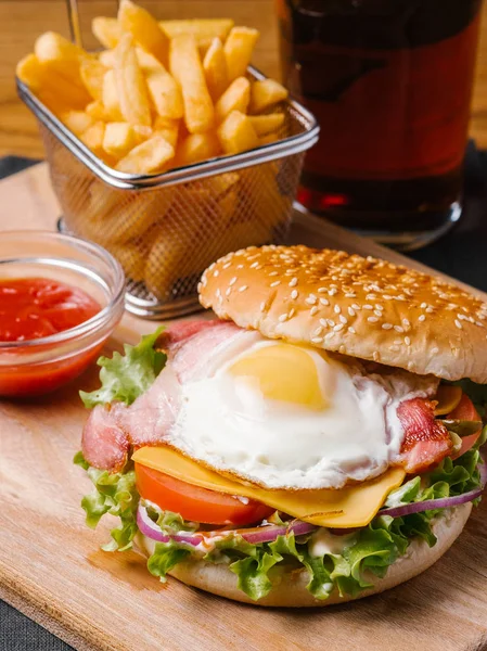 Cheeseburger Bekonem Omlet Frytki Kosz Ciemnego Piwa Szkła Słodki Ketchup — Zdjęcie stockowe
