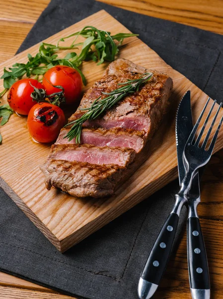 Étvágygerjesztő Közepes Ritka Marha Steak Grillezett Paradicsom Rozmaring Sült Saláta — Stock Fotó