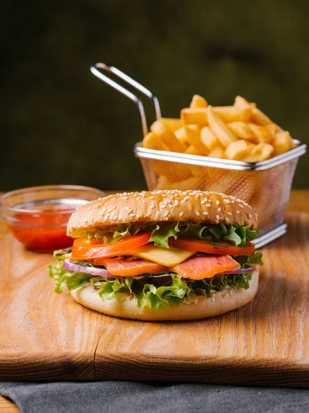 Smakelijke Maaltijd Met Inbegrip Van Zalm Cheeseburger Franse Frietjes Mand — Stockfoto