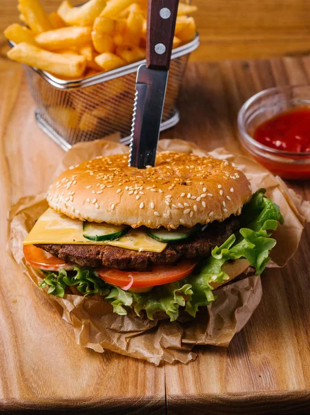Cheeseburger Nóż Wewnątrz Frytki Kosz Słodki Ketchup Serwowane Drewniana Deska — Zdjęcie stockowe