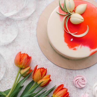 Beyaz ve kırmızı Gıda kompozisyonu dekore edilmiş kek, kırmızı lale, meringues ve şerit